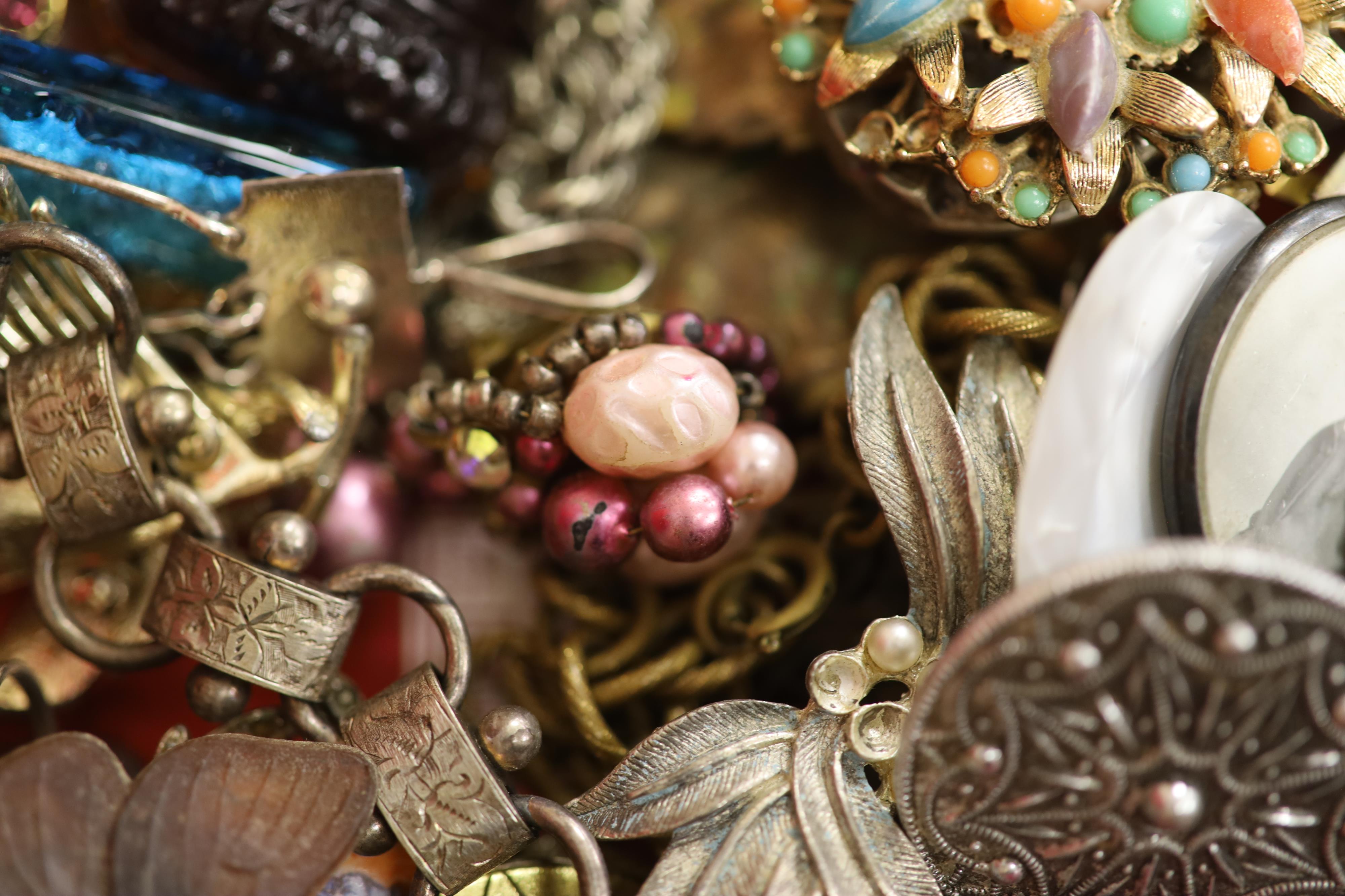 A mixed quantity of costume jewellery including stick pins, Scottish hardstone brooch, silver medallion, etc.